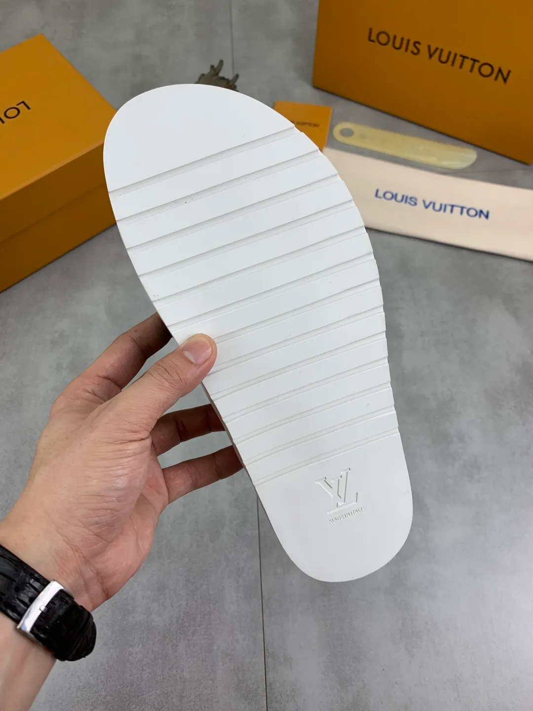 Men's shoes 💰P320💰【New style】🆘 Original quality 【LOUIS VUITTON】The popular Louis Vuitton LV men's slippers on the official website are on sale simultaneously! Original fabric imported from Italy, original factory special supply, code number: 38-44 (45 customized), many colors available
